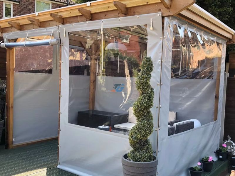 Nên sử dụng rèm nhựa PVC hay cửa kính