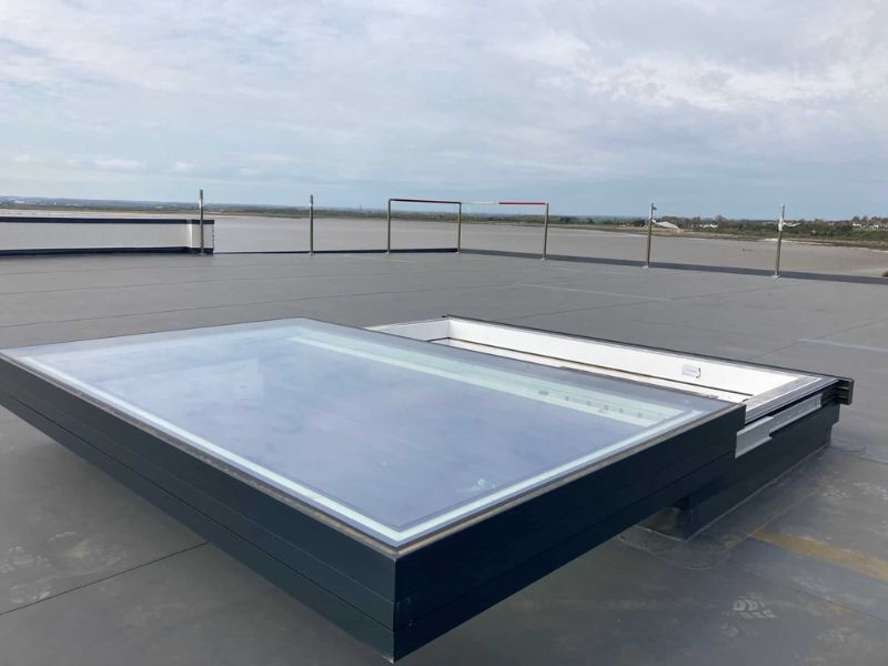 Thi công mái kính mở lùa tự động trên sân thượng