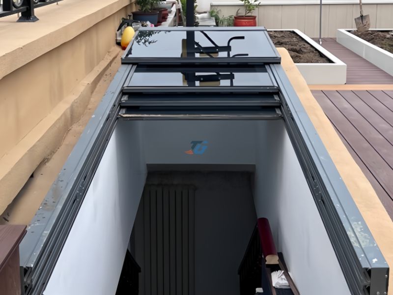 Thi công mái kính xếp lớp giếng trời tự động Thi công mái kính xếp lớp giếng trời tự động