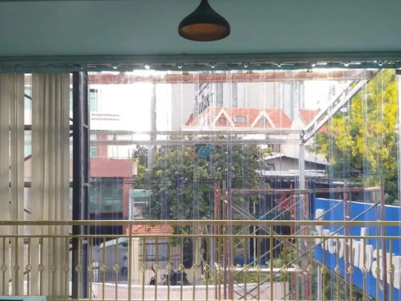 Thi công rèm nhựa PVC trong suốt tại ban công