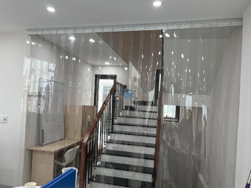 Thi công rèm nhựa PVC trong suốt tại cầu thang