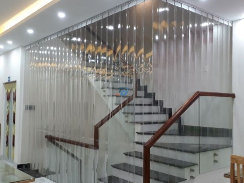 Thi công rèm nhựa PVC trong suốt tại khu vực cầu thang