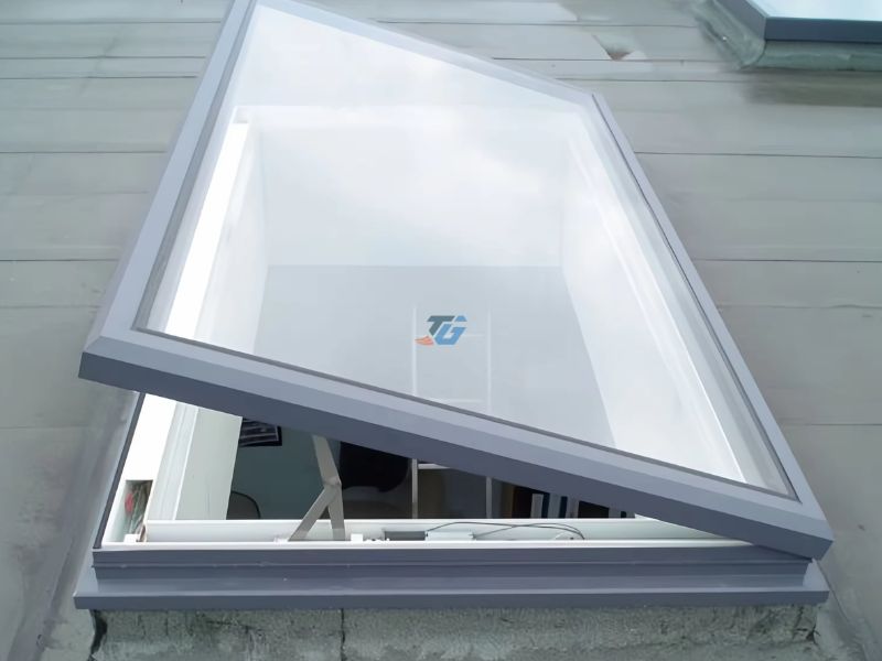 Ứng dụng mái kính mở hất trong đời sống Ứng dụng mái kính mở hất trong đời sống