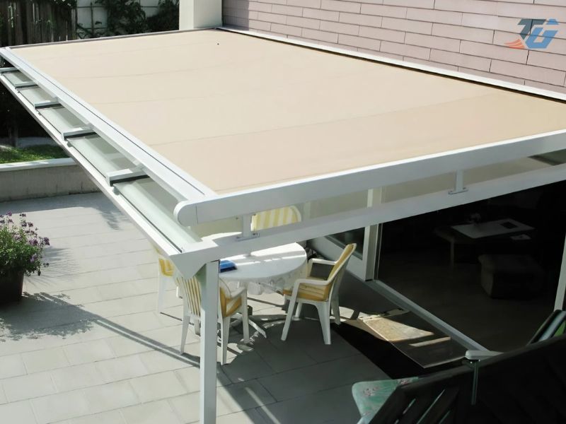 thi công mái bạt cuốn tự động cho sân vườn