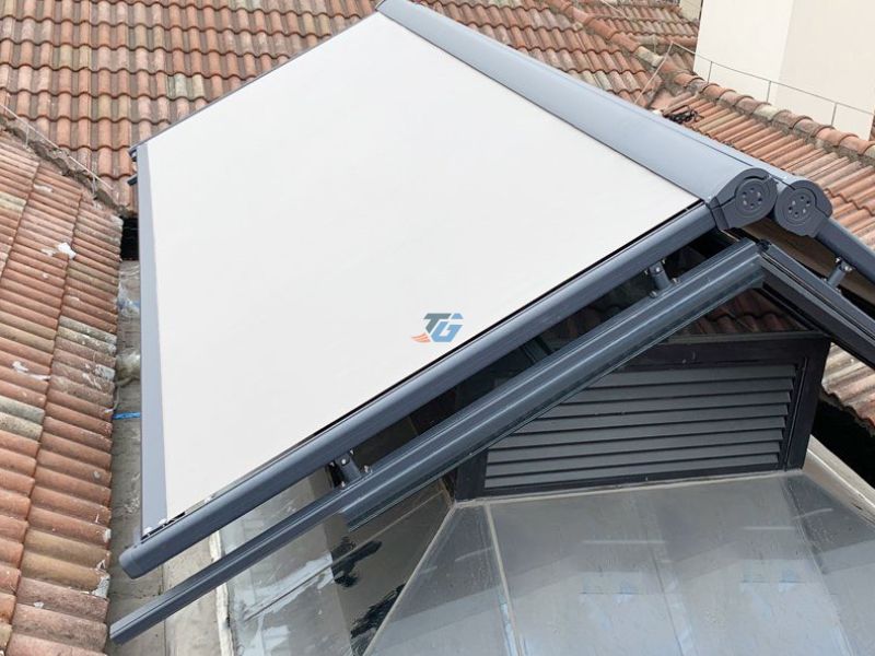 Đặc điểm nổi bật của mái che trên kính tự động