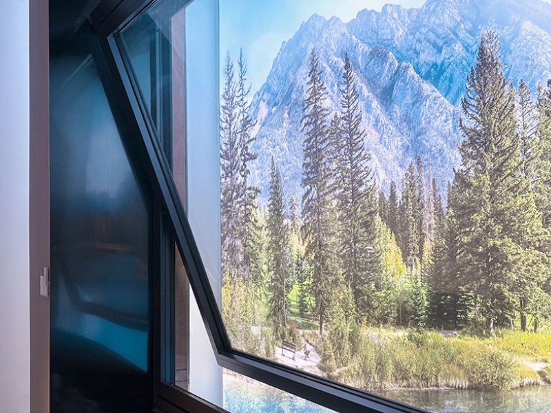 Đặc điểm nổi bật của vách kính mở hất