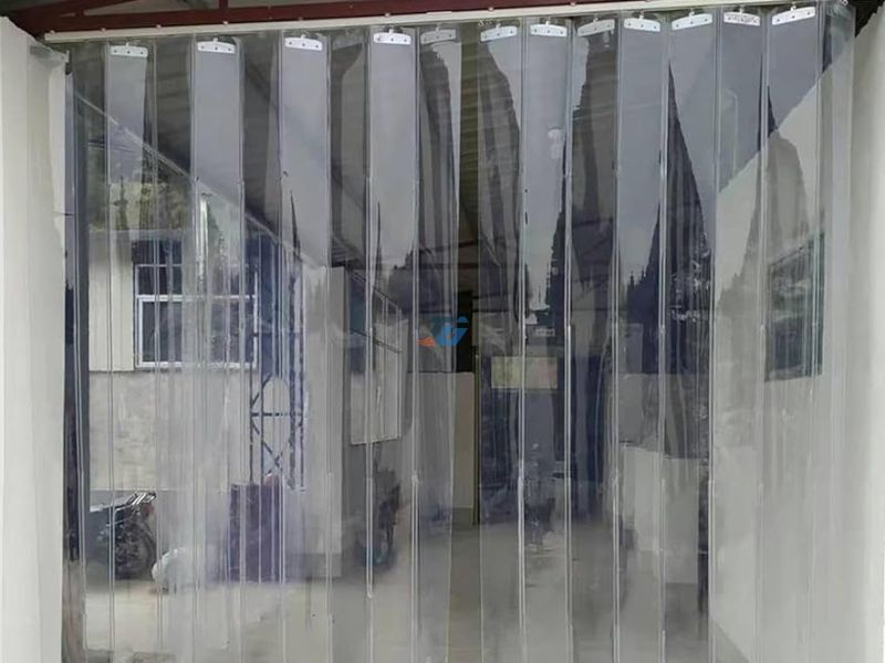 Thi công màn rèm nhựa PVC xếp xoay ở tòa nhà