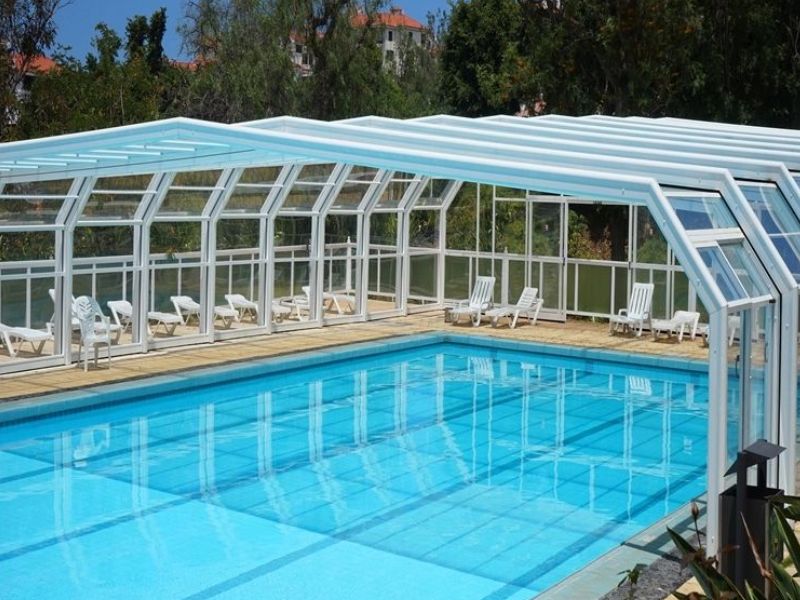 Thi công nhà kính mở trượt tự động cho bể bơi