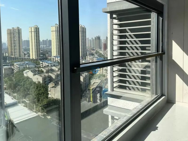 Thi công vách kính mở trượt tự động cho ban công