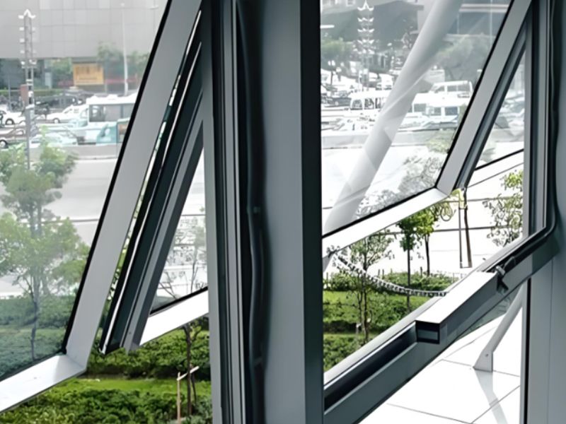 Vách kính mở hất tự động là gì