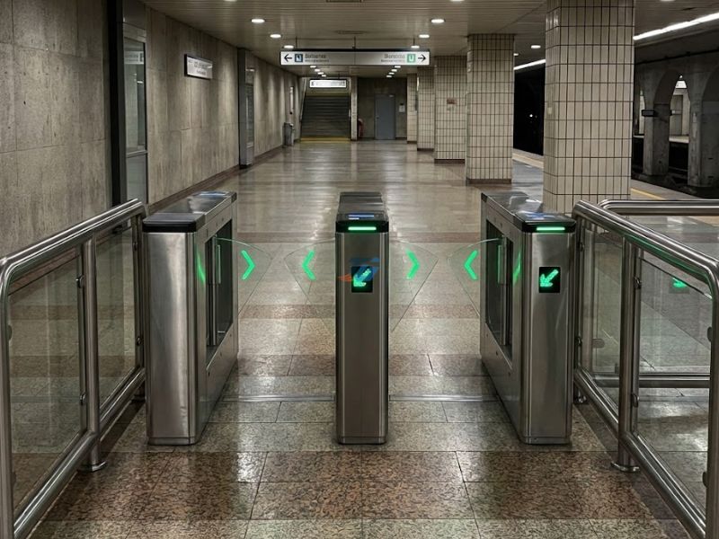 Thi công cống Flap Barrier tự động tại nhà ga