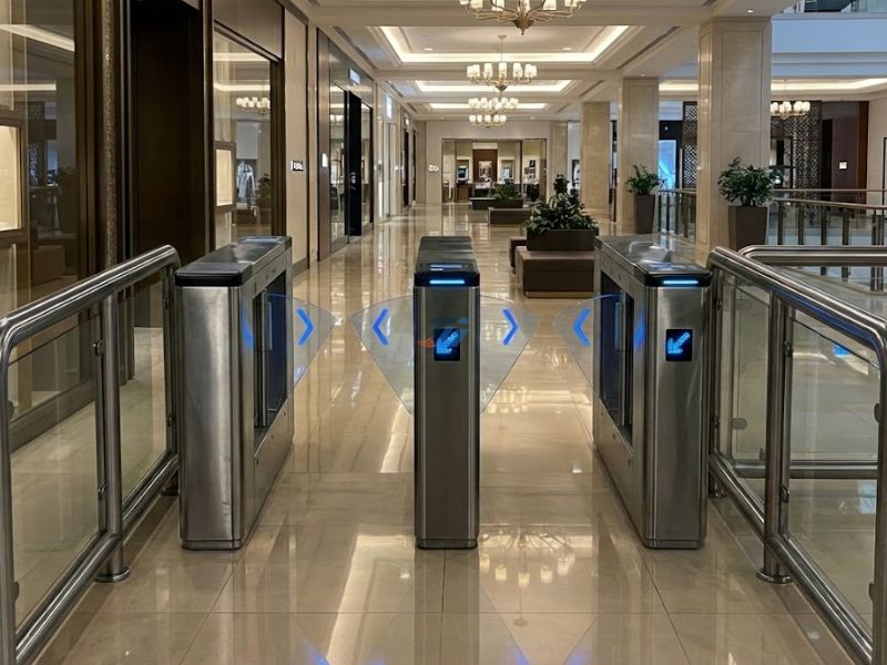 Thi công cống Flap Barrier tự động tại sân bay trung tâm thương mại