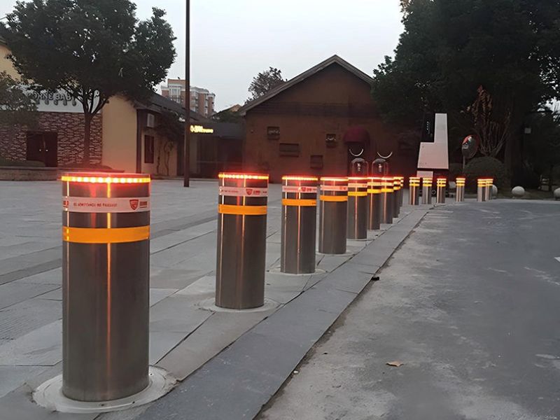 Thi công cột chắn xe Bollard tự động trước khu dân cư
