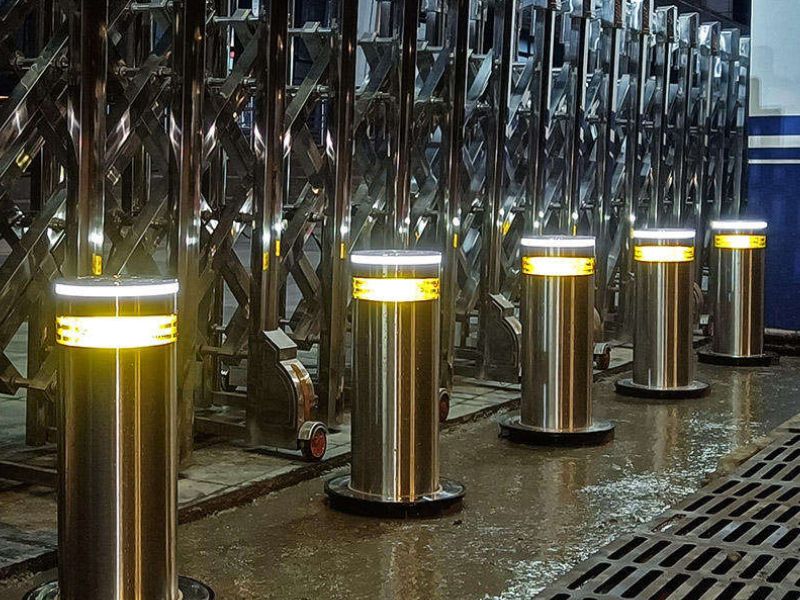 Thi công cột chắn xe Bollard tự động trước tòa nhà