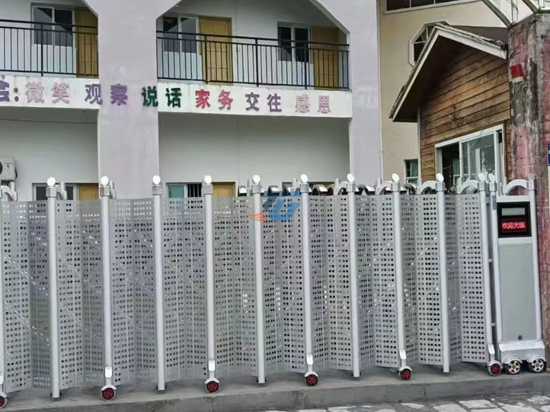 Thi công cổng xếp trượt lá chắn tự động trong thực tế
