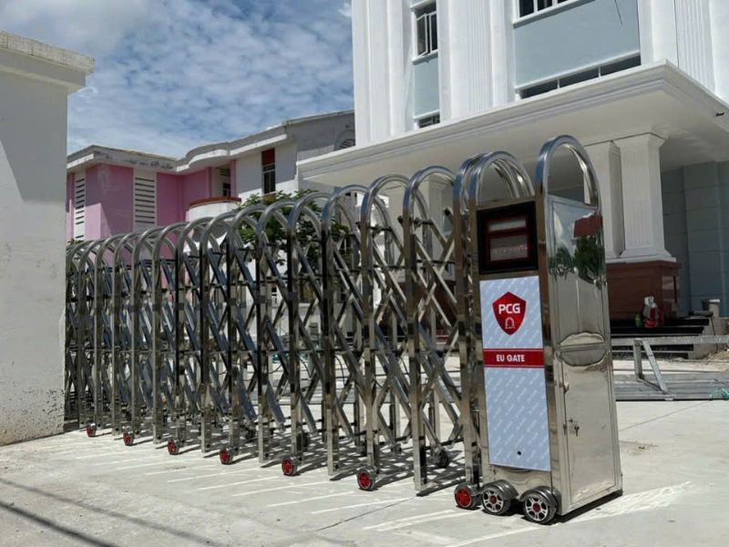 Thi công cửa cổng xếp inox trượt tự động cho cơ quan Thi công cửa cổng xếp inox trượt tự động cho cơ quan